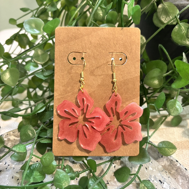 Boucles d’oreilles résine rose et doré motif fleur 