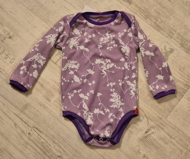 Baby Body Langarm Blumen und Elfen flieder, #74