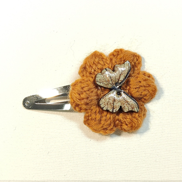 Barrette fleur simple caramel crochet bouton papillon clic clac