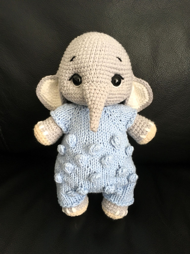 Éléphant en Combinaison Bleue 