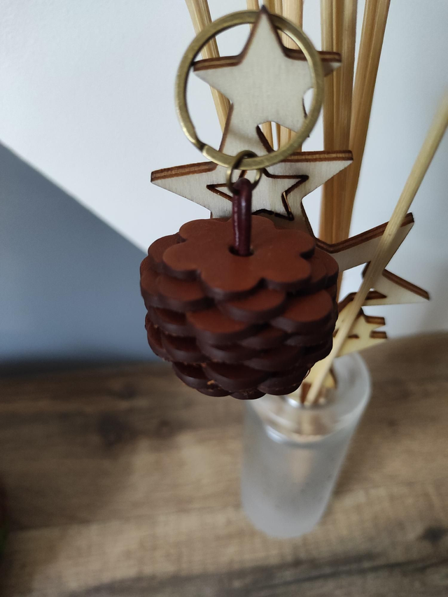 Porte clés pomme de pin 