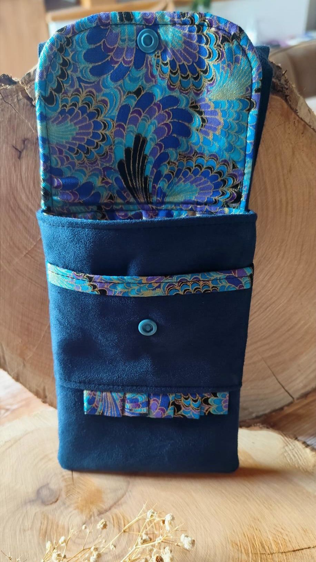 Porte téléphone en suédine bleu marine ✨