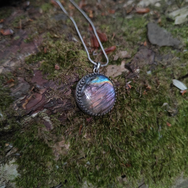 Pendentif Rond en Argent Massif et Labradorite Violette