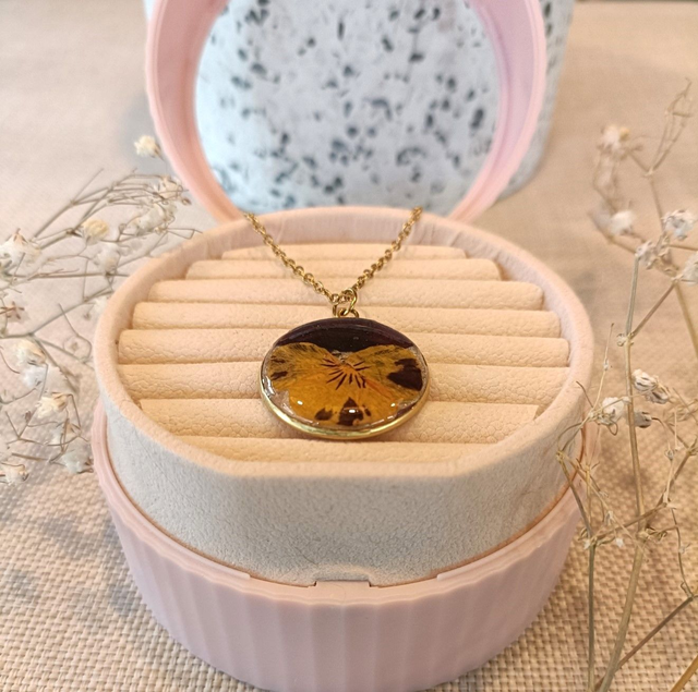 Clara - Collier avec véritable fleur de pensée orange et violette