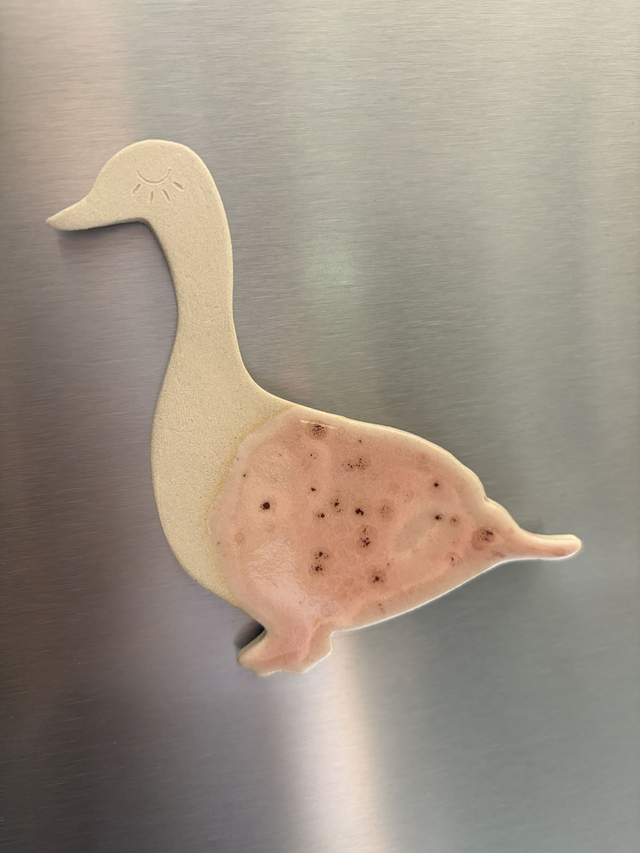 Magnet artisanal en grès rose moucheté