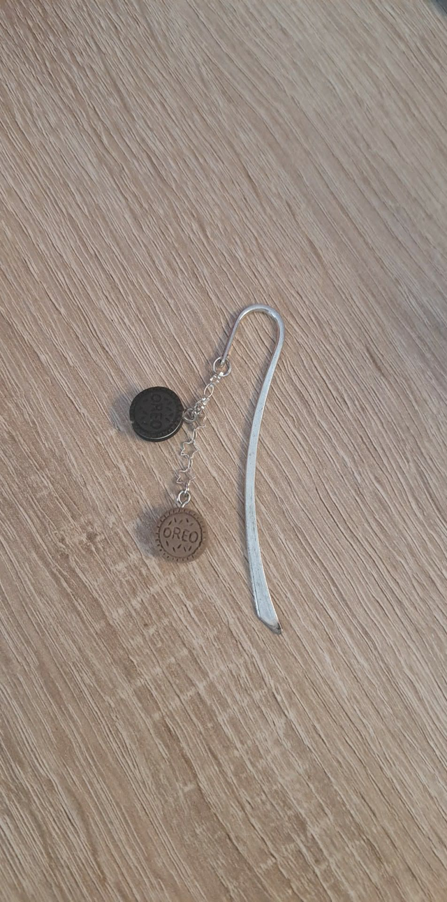 Marque-page fait main en métal avec breloques biscuit noir et crème