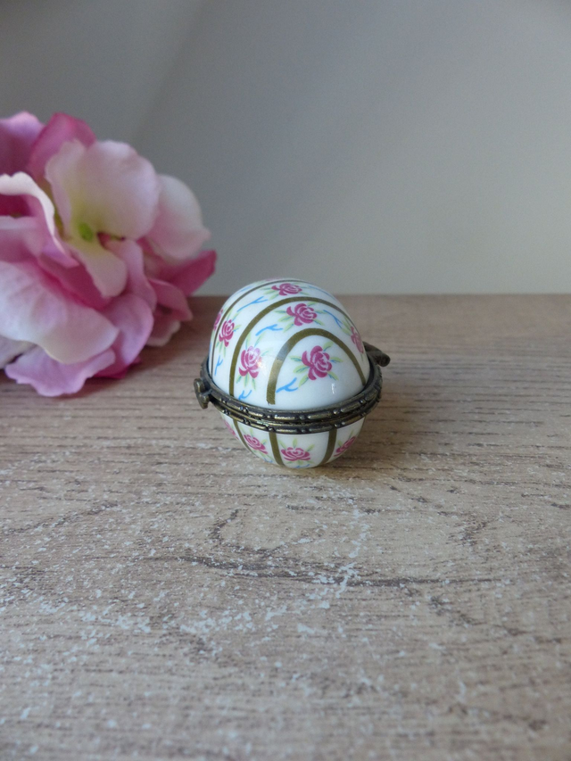 Pilulier Forme Oeuf, Petite Boite à Bijoux, Boite à Bonheur, Motif Fleuri - Collection Boites Porcelaine d'Art Vintage