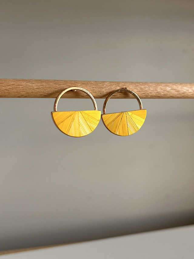 Puces d'oreille jaune citron