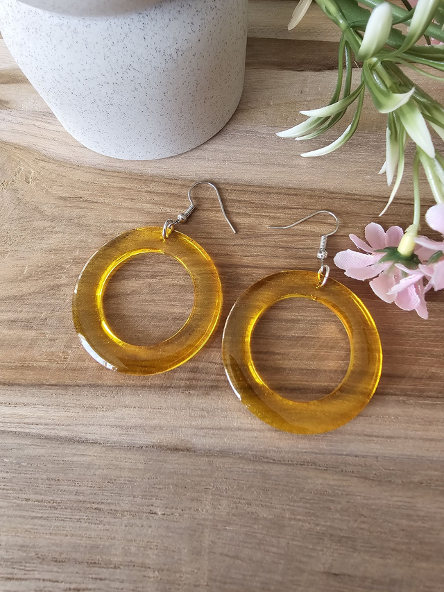 Boucles d’oreilles créoles résine -"Rondes de Couleurs"– Couleurs vitaminées et effet rétro chic JAUNE TRANSLUCIDE