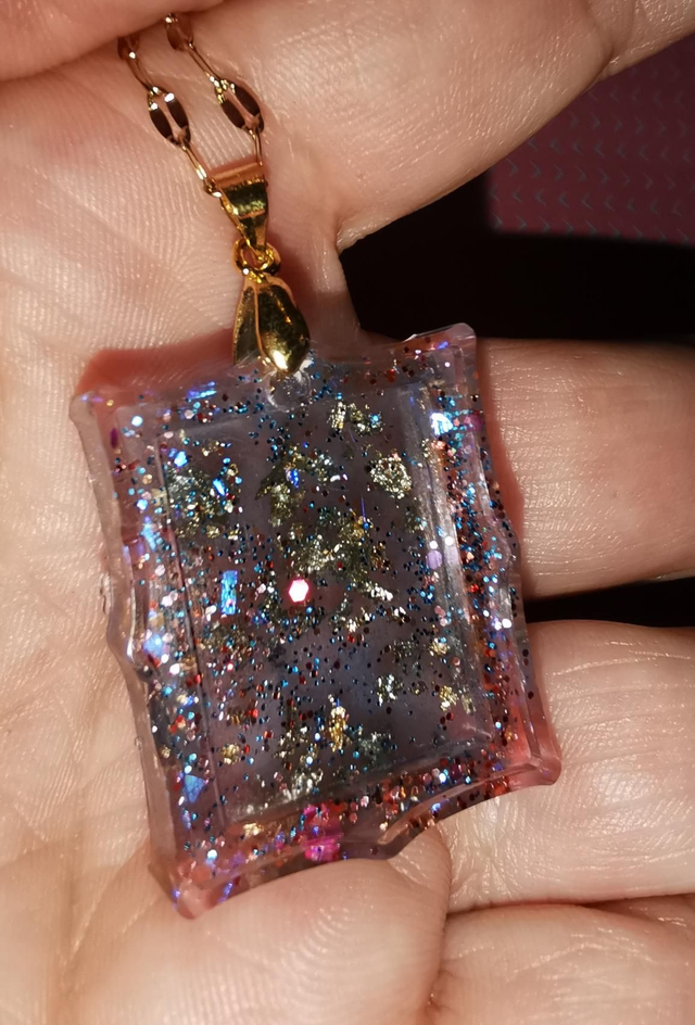 Pendentif médaillon mauve 