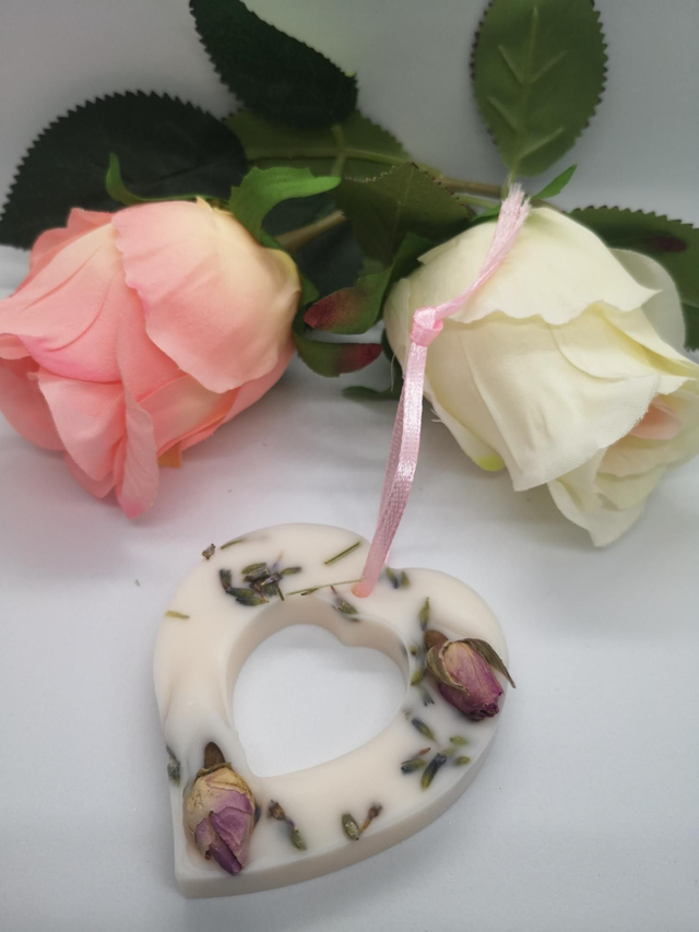 Suspension en cire de colza senteur rose/lavande, a suspendre ou à faire fondre 