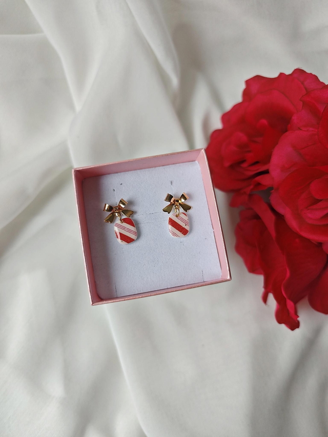 Valentinova kolekcija Red Love - mali uhani s prntljo