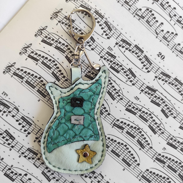 Porte clés guitare en cuir 