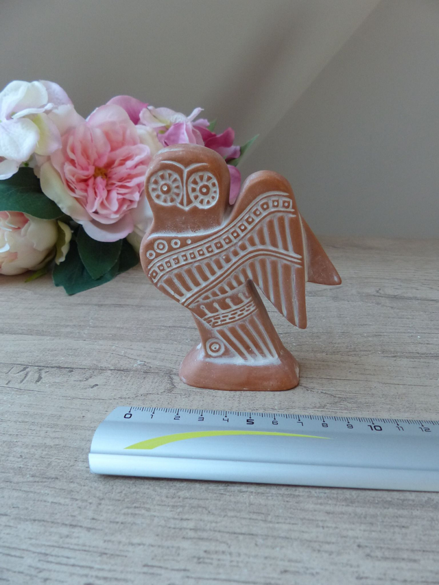 Statuette chouette d’Athéna en terre cuite – sculpture artisanale vintage signée M.K – symbole de sagesse grecque, décoration mythologique