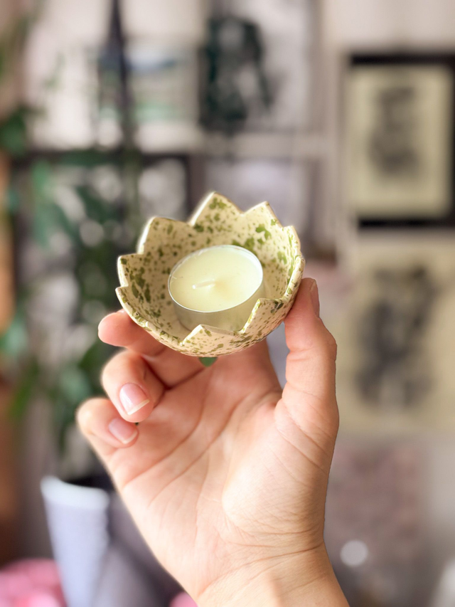 Świecznik "Skorupka" w zielone kropki