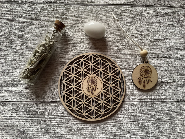 🌙 Coffret « Lâcher-Prise » – Pierre de jade blanc, sauge & Fleur de Vie attrape-rêves