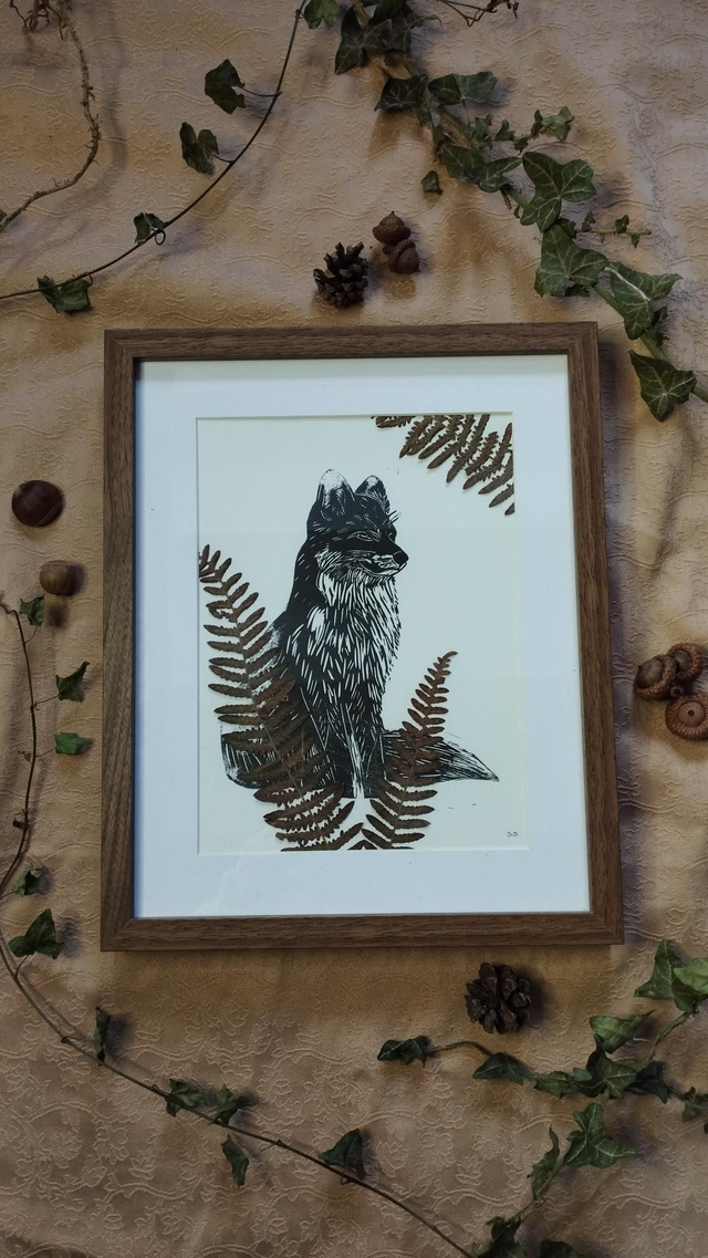 Illustration ''Renard dans les fougères'' en linogravure et végétaux séchés variante 1