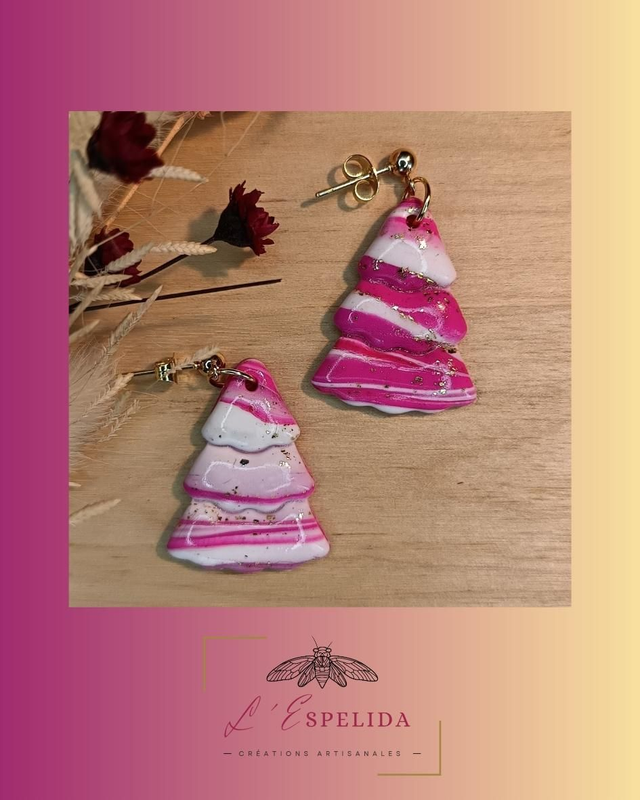 Sapins de Noël roses, blancs et feuilles or rose