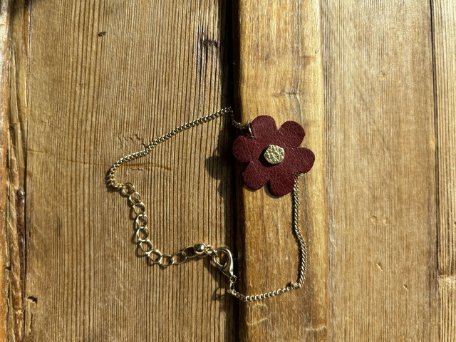 Bracelet petite fleur en cuir bordeaux et or 