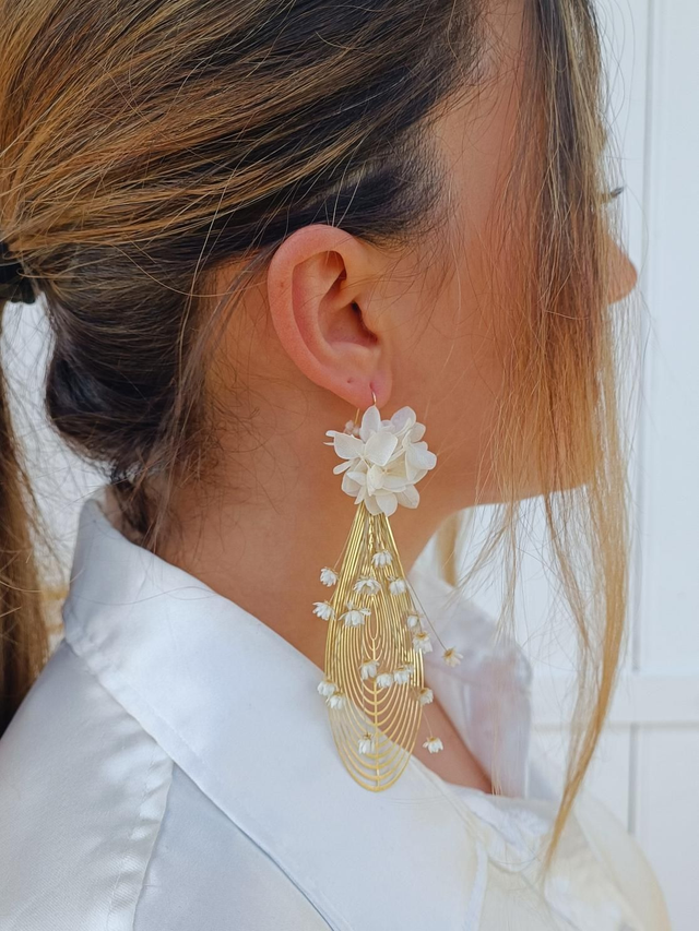 Boucles Pendantes Blanches 