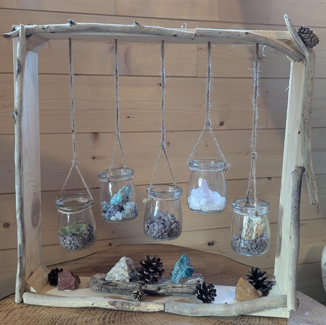 Cadre en bois et ses minéraux 