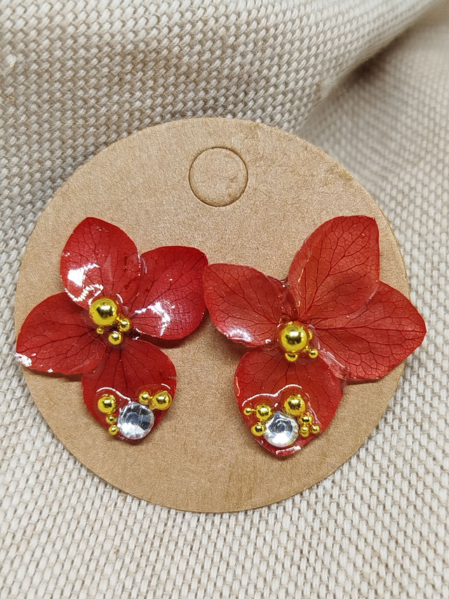 Clous d'oreille Joy en fleurs résinées coloris rouge