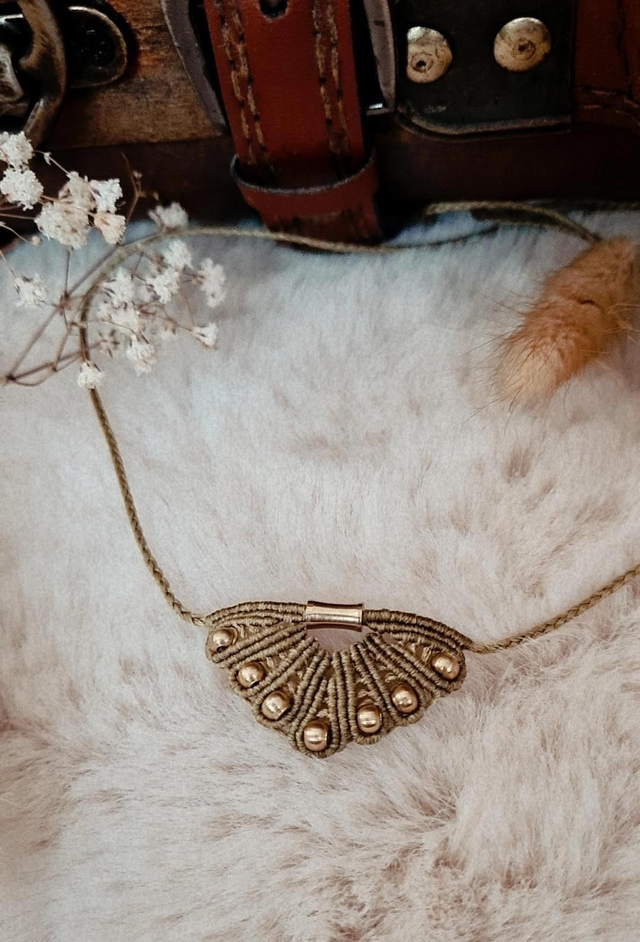 Collier Mokïa en macramé avec perle en laiton