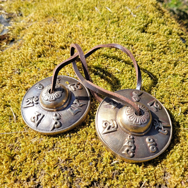 Tingsha symbaalit, Om mani padme hum 