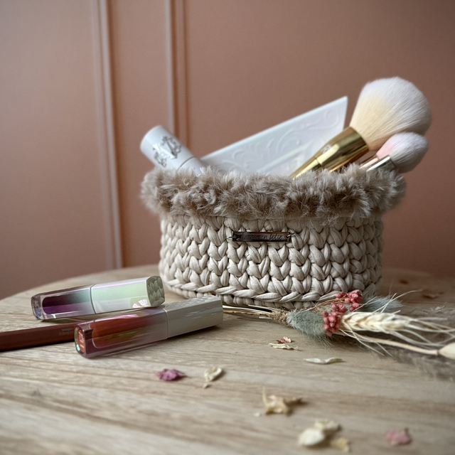 Petit panier en coton recyclé avec bordure en fourrure – Fait main au crochet