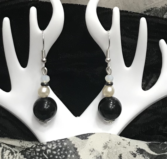 Black Dangling Earrings- BLKDE08