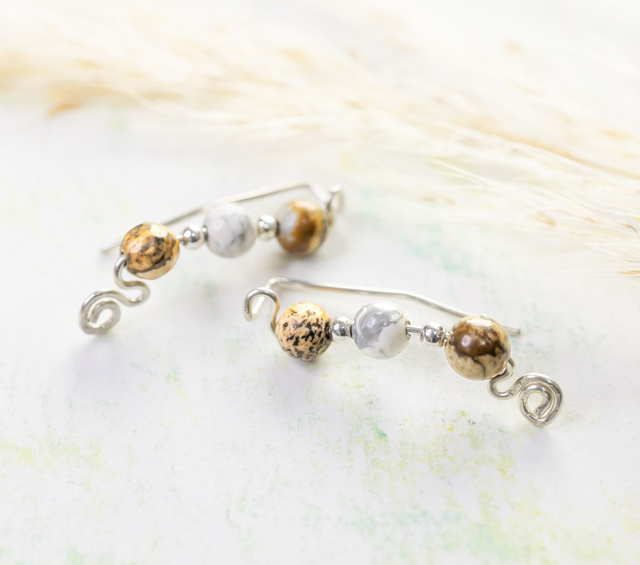 Pendientes trepadores hechos en plata 925 y con bolas de piedra de Jasper