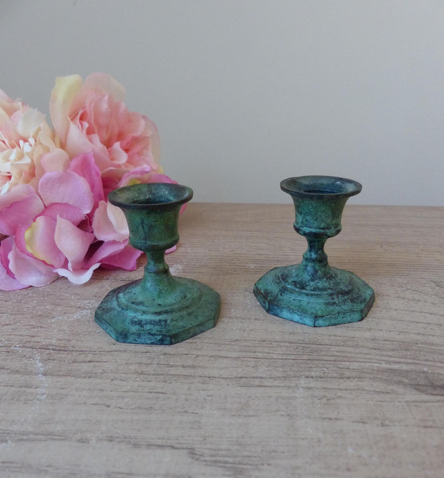 Deux bougeoirs en laiton oxydé patinés verts, paire de bougeoirs rustiques fabriqués en Inde Vintage