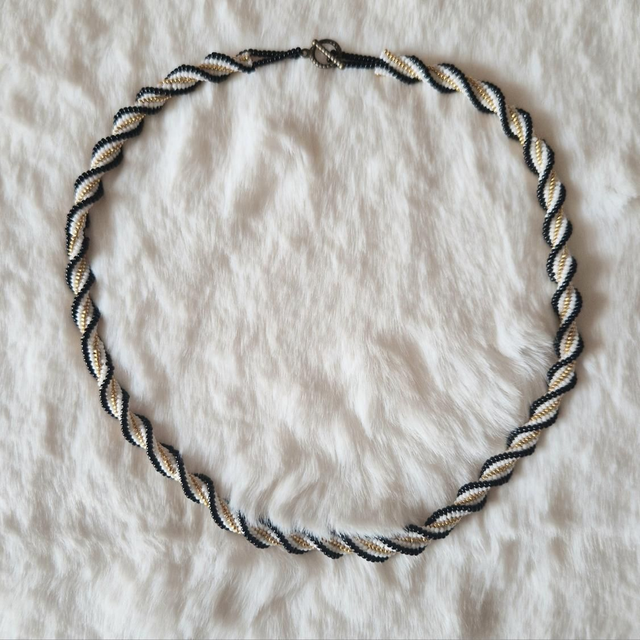 Collier torsadé noir/blanc/doré 