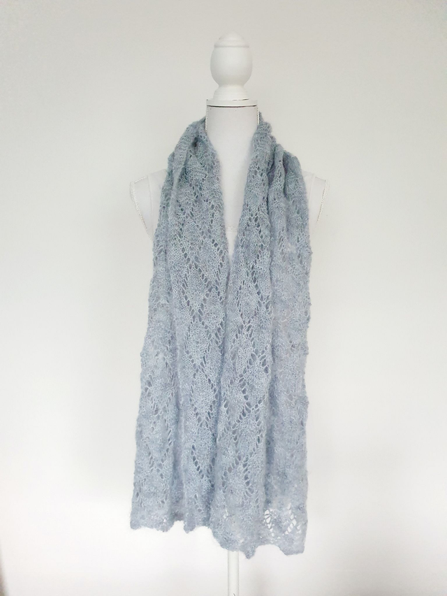 Zachte handgebreide mohair sjaal met kantpatroon