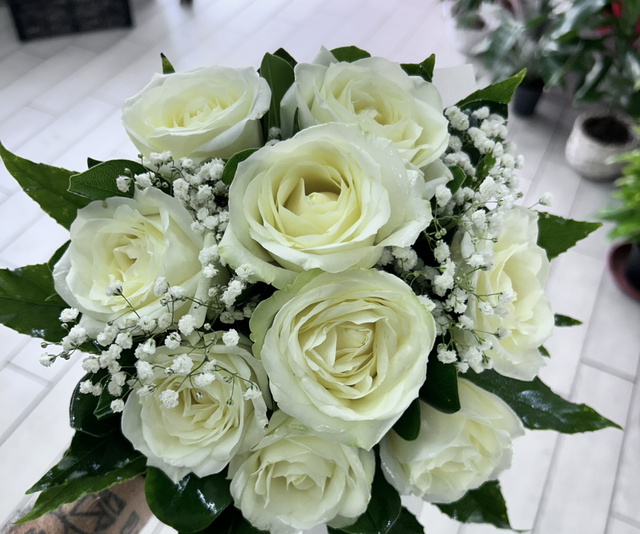 Bouquet di roselline bianche con gipsofila 