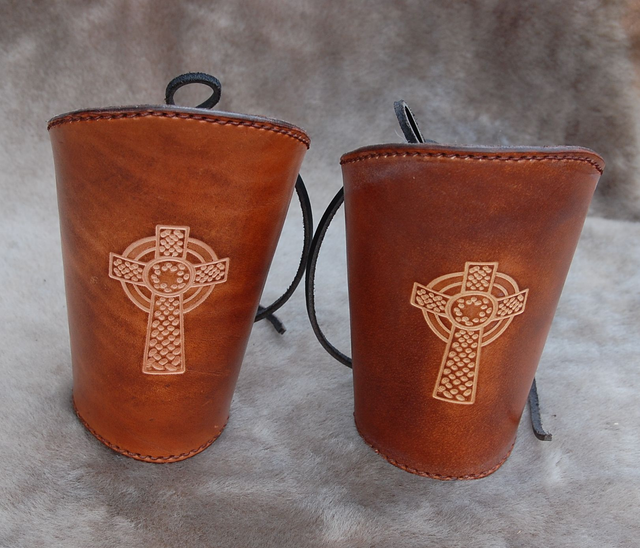 Paire de manchettes ou canons d&#039;avant bras motifs celtiques