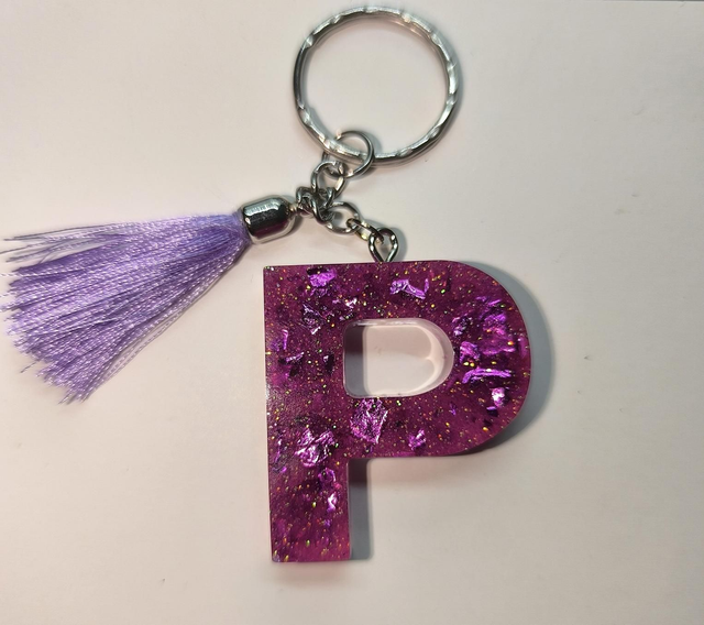Porte clés initiale "P" pailleté rose et feuilles fuschia 