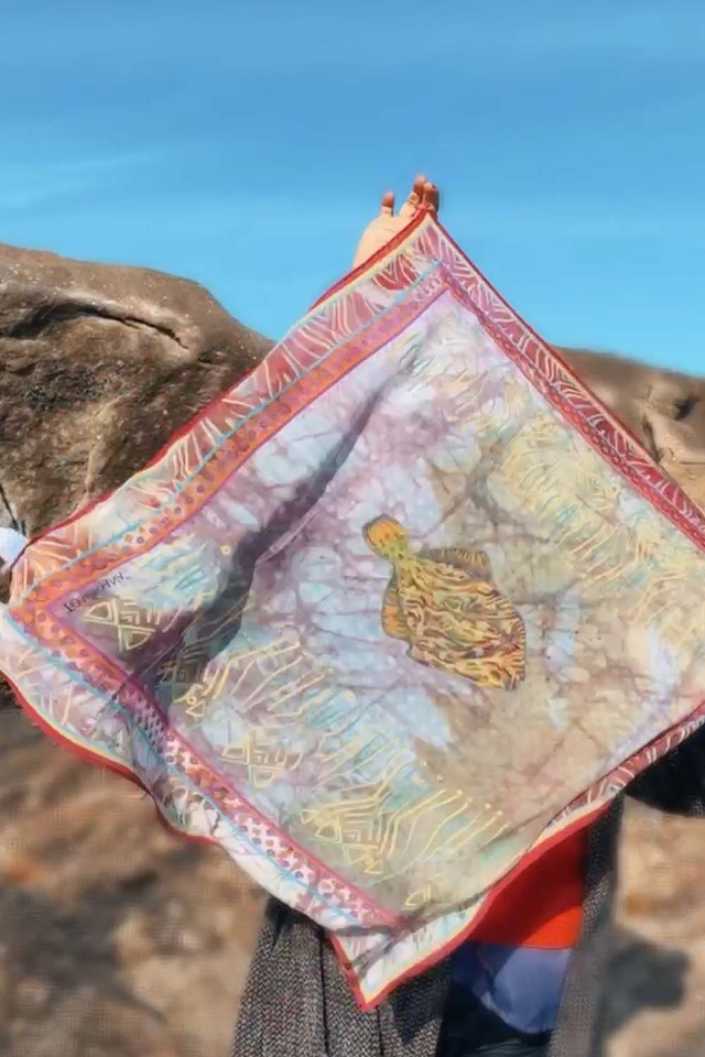 Foulard Femme Carré Voile – Motif Poisson Tropical Emanzini – Accessoire Élégant – Idée Cadeau Originale – Création Artisanale Tombasana (1)