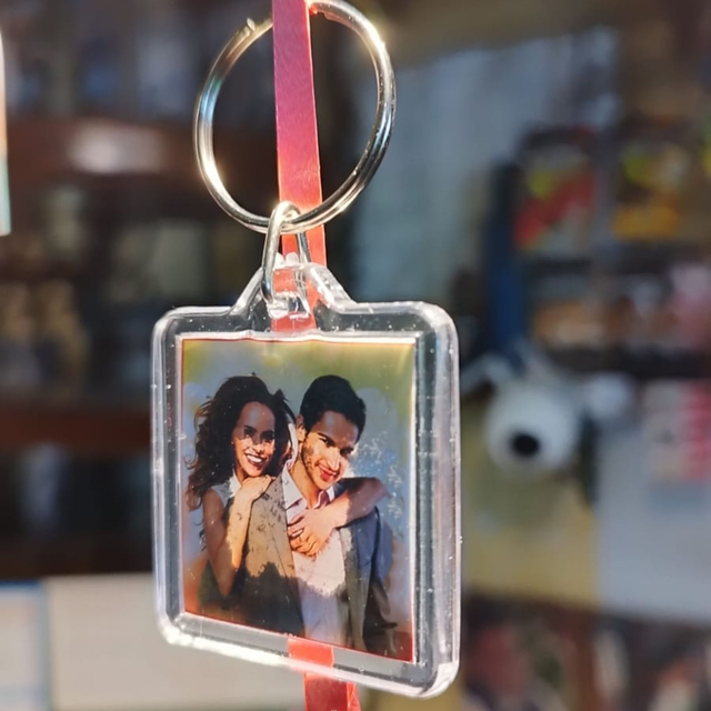 PORTACHIAVI O CIONDOLO IN PLASTICA FORMA QUADRATO CM4X4