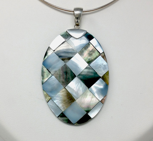 PENDENTIF OVALE DE NACRE GRISE ET BLANCHE CERTI D'ARGENT MASSIF - VENDU SANS CHAINE - 4402