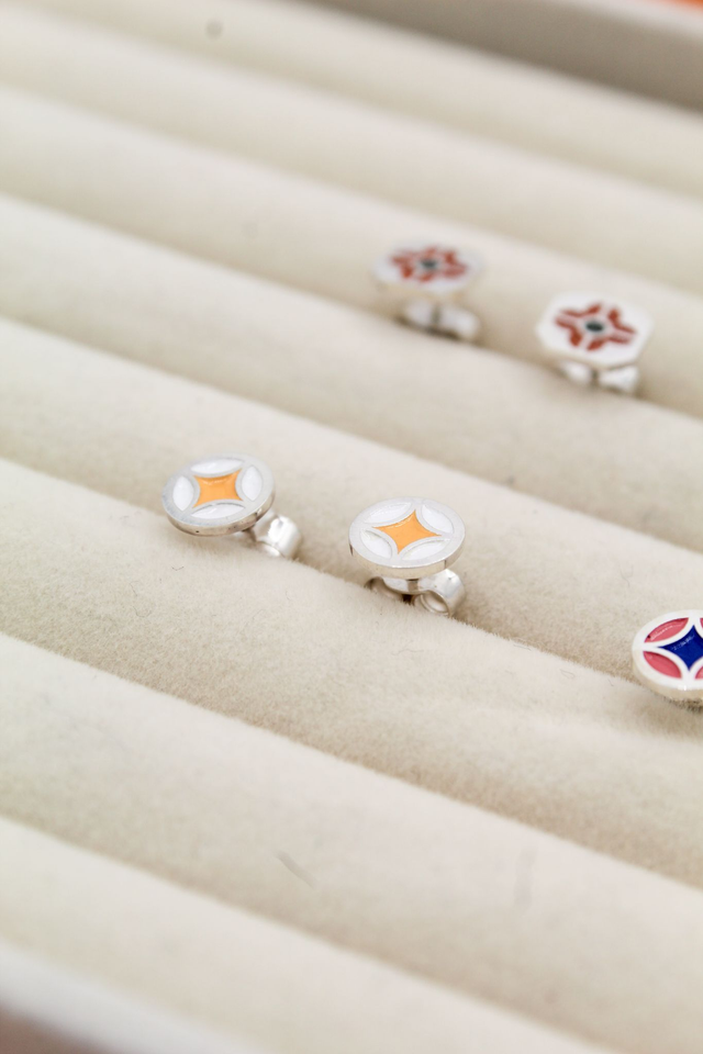 Boucles d'oreille puces émaillées étoile | Jaune & blanc