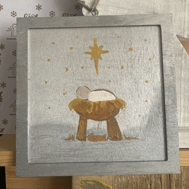 Baby Jesus in de kribbe | klein schilderij op hout zilverkleurig| vierkant | handbeschilderd | om op te hangen | jute koordje | kerst 