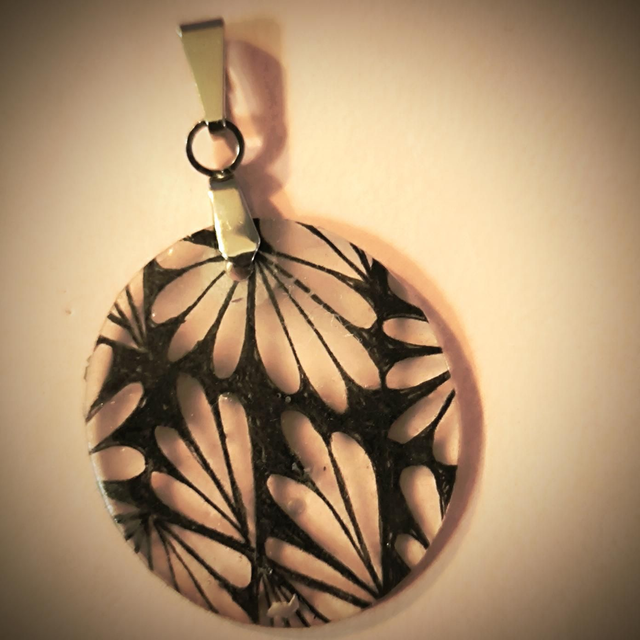 Pendentif zentangle noir et transparence