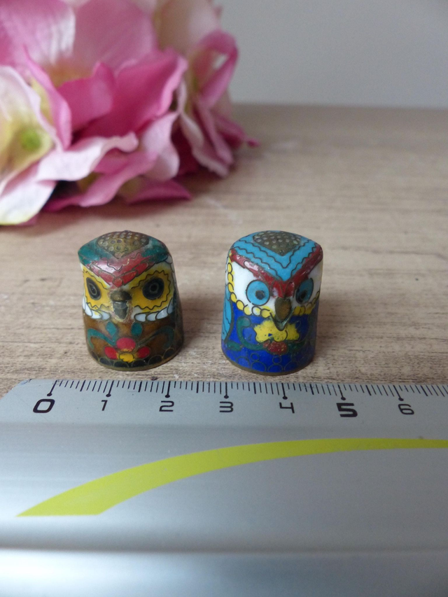 Deux dés à coudre hibou en émail cloisonné - Laiton et émail - Collection animaux miniatures cloisonnés - Cadeau de couture thème chouette