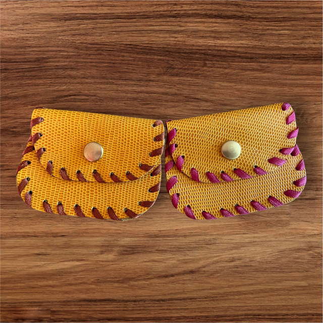 Pochette à chapelet en cuir jaune