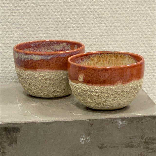 Lille skål, lava glasur/rød af Helle Bornæs