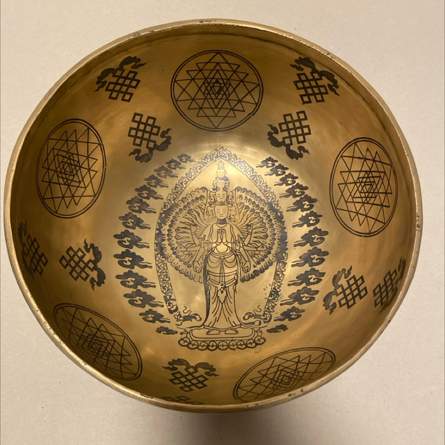 Grosse handgearbeitete Klangschale aus dem Tibet Motiv: Avathakatheswara, Wesen des universellen Migefühls, 21cm Durchmesser Ton E
