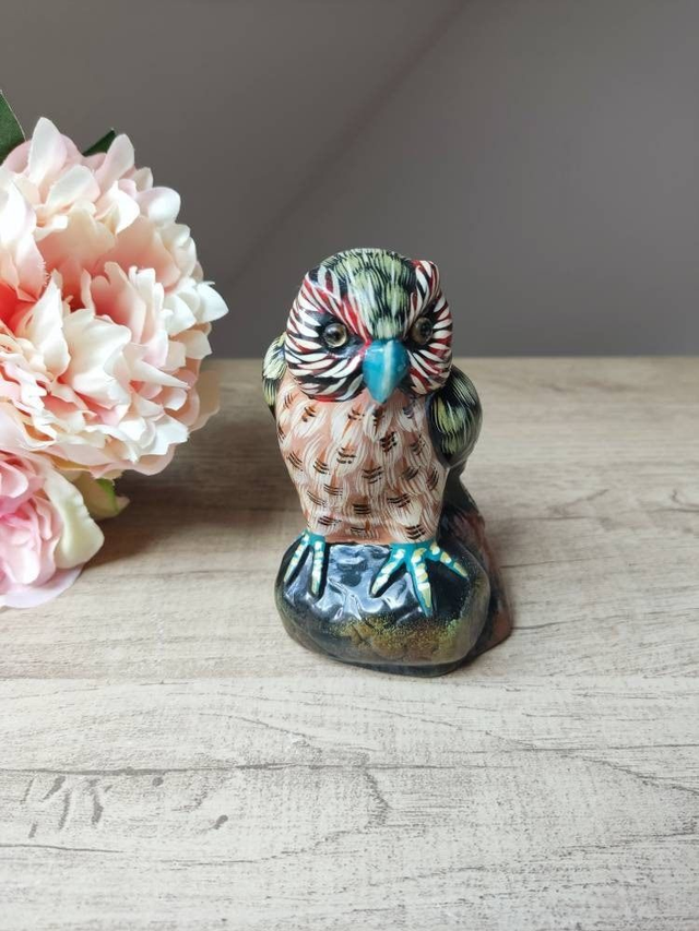 Statuette Chouette en Terre Cuite Peinte à la Main – Sculpture Artisanale Vintage – Décoration Bibliothèque ou Salon – Cadeau Original
