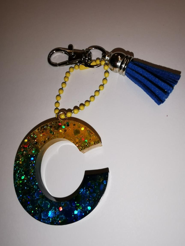 Porte clé Lettre avec pompon faux cuir