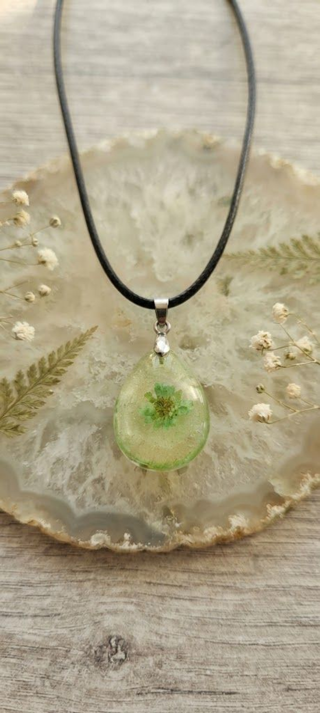 Collier fleur verte